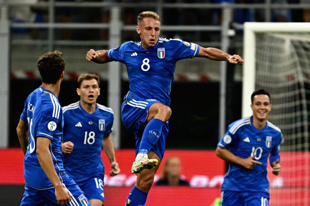 Gelandang Italia  Davide Frattesi (tengah) melakukan selebrasi setelah mencetak gol ke gawang Ukraina pada pertandingan kualifikasi Grup C turnamen sepak bola Euro 2024.AFP